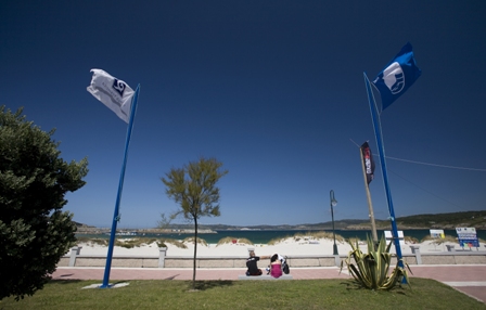 Bandera Azul y Q de Calidad Tur&iacute;stica ondeando en la Playa de Laxe
